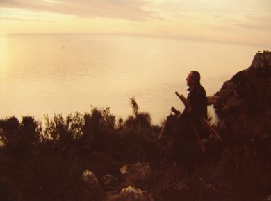 Joan Vidal pintando en el Cabo de la Nao.