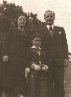Francisco Ros, su mujer María y su hijo Salvador, el día de la comunión del niño en 1942.