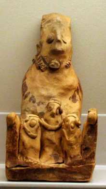 Terracota que representa a la diosa madre entronizada. Sepultura 144 del Cabecillo del Tesoro de Verdolay. Museo Arqueológico de Murcia.