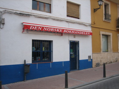 Tienda de productos noruegos en una calle de Alfaz del Pi.