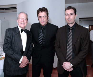 Manolo García Oliva, benicio del Toro, y Artur Balder en la entrega de los premios Hispanic Organization of Latin Actors, NYC.